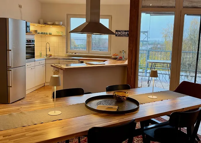 Spacious Cozy Loft For Work & Family- Near Lägenhet